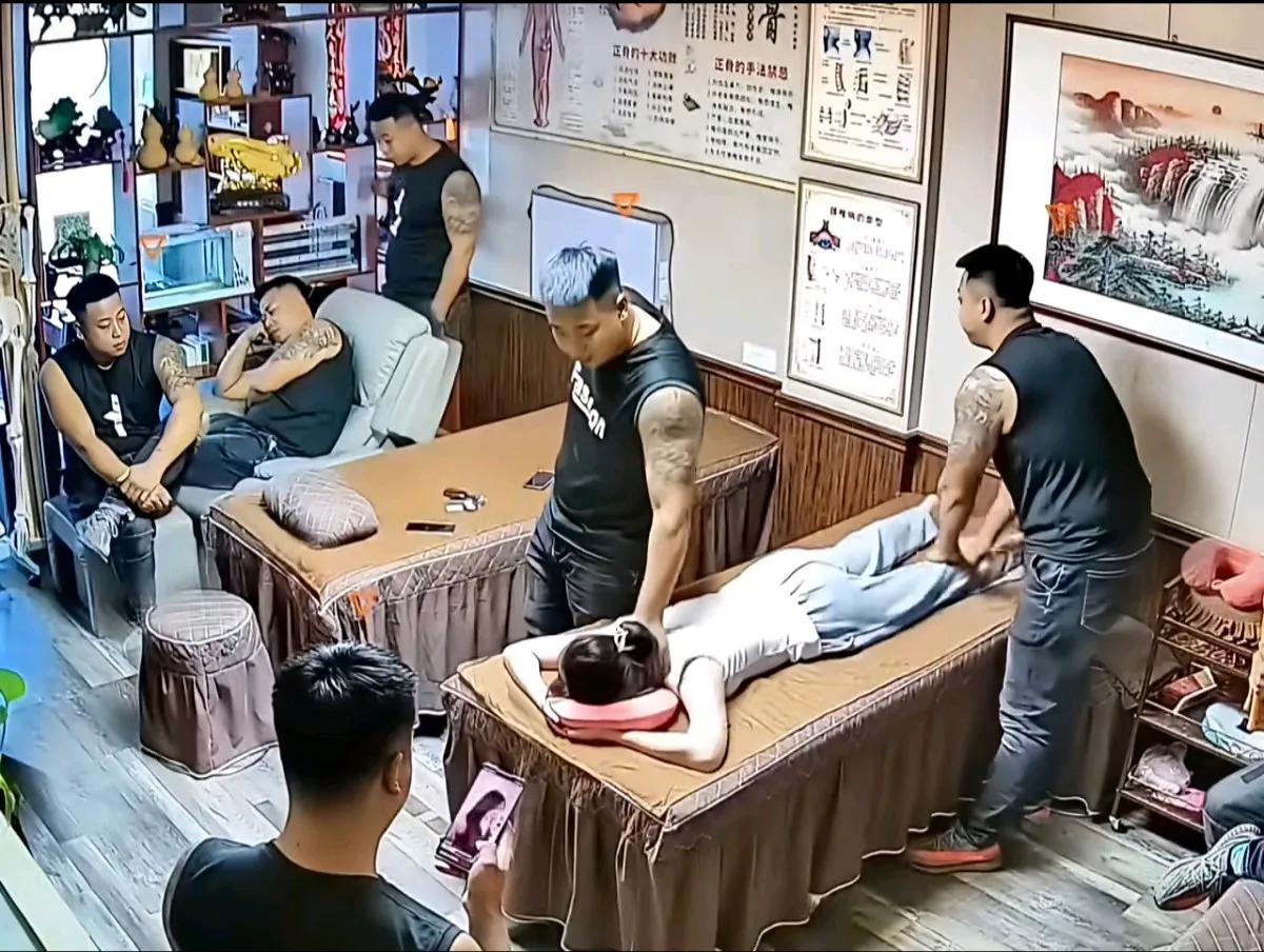 假如你是女生，有一天，你去按摩，见里面全是一群腰圆膀粗的男技师，你还会怎样。
一