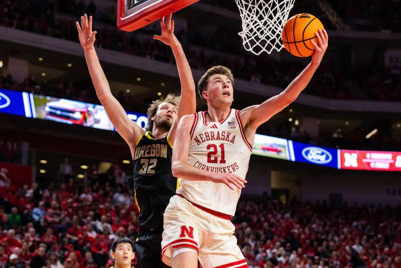 全美第8号种子内布拉斯加大学坐镇主场以90比55战胜了俄勒冈大学。本场比赛后，内