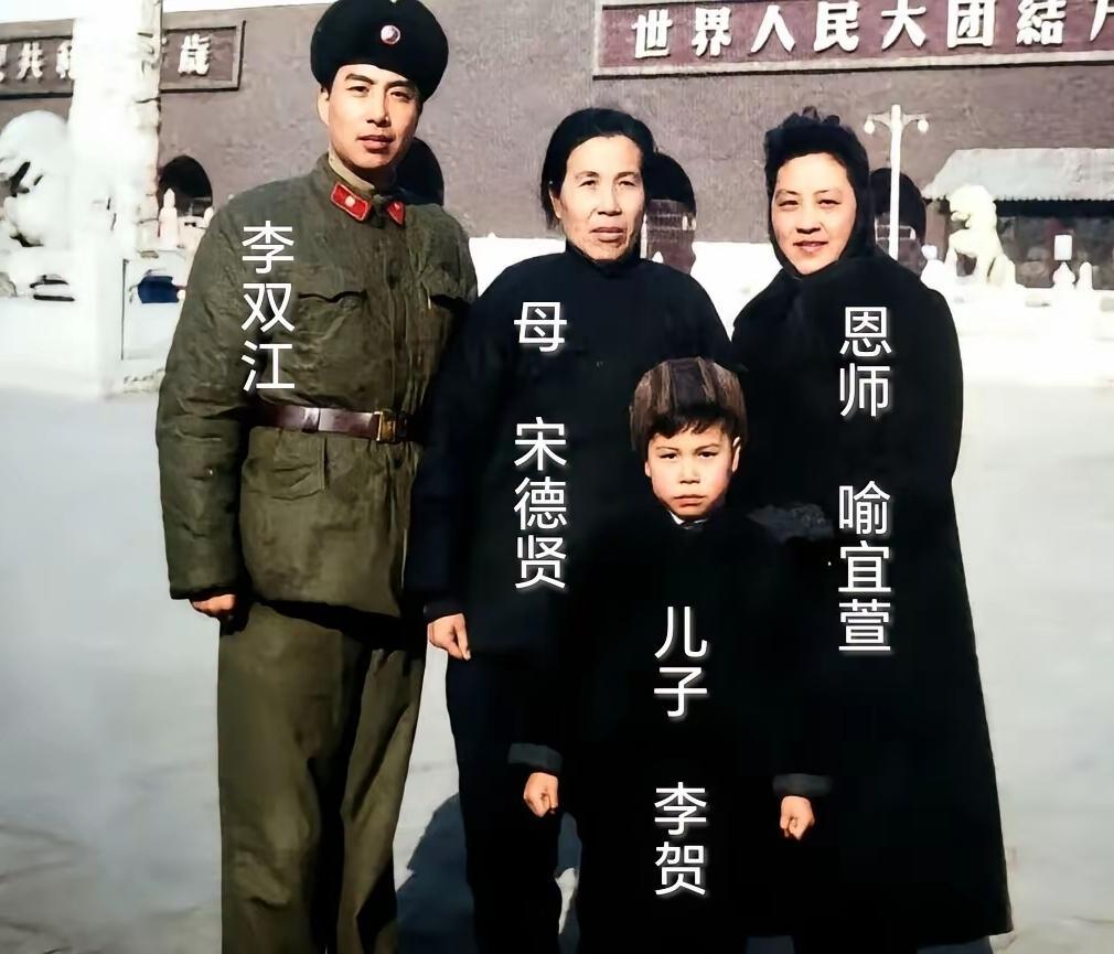 这张六十年代绝版老照片十分罕见，并不是AI合成。身着军装英姿挺拔的是早年刚入伍文