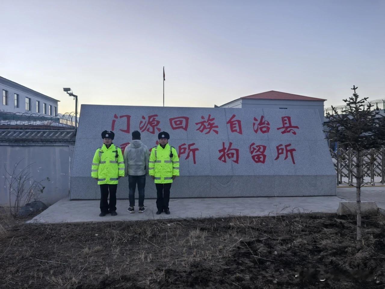 青海这哥们胆真肥！弄本假证就敢开车上路，警察查车还敢理直气壮掏出来！

青海门源