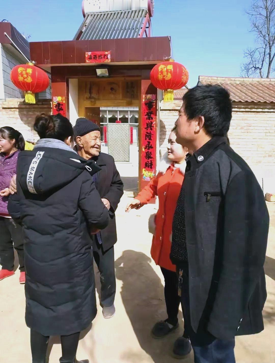 亲戚关系，
是不是越来越淡了？

你在北上广深996，
他在老家县城朝九晚五。