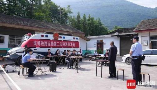 四川绵阳，66岁老农养了两只猎梗犬，放任它们在承包的山林里四处咬猎，2024年4