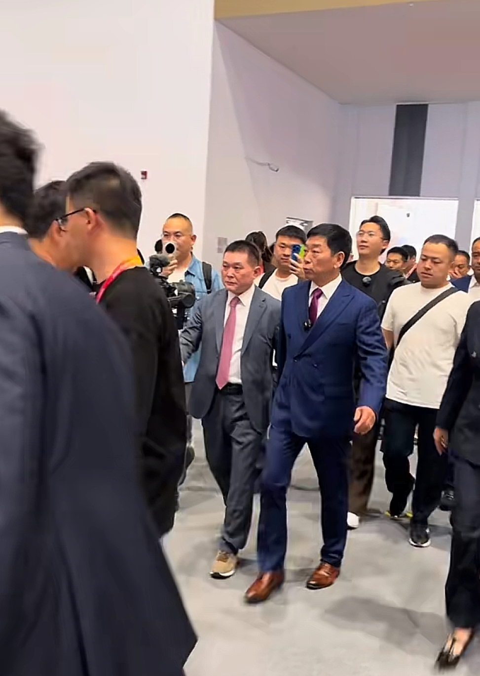 大皮鞋保定步，我叫建军你记住
