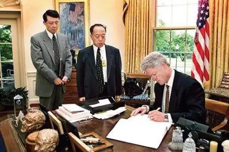 1999年“炸馆”事件发生后，克林顿向中国道歉，李肇星要求他白纸黑字的写出来，结