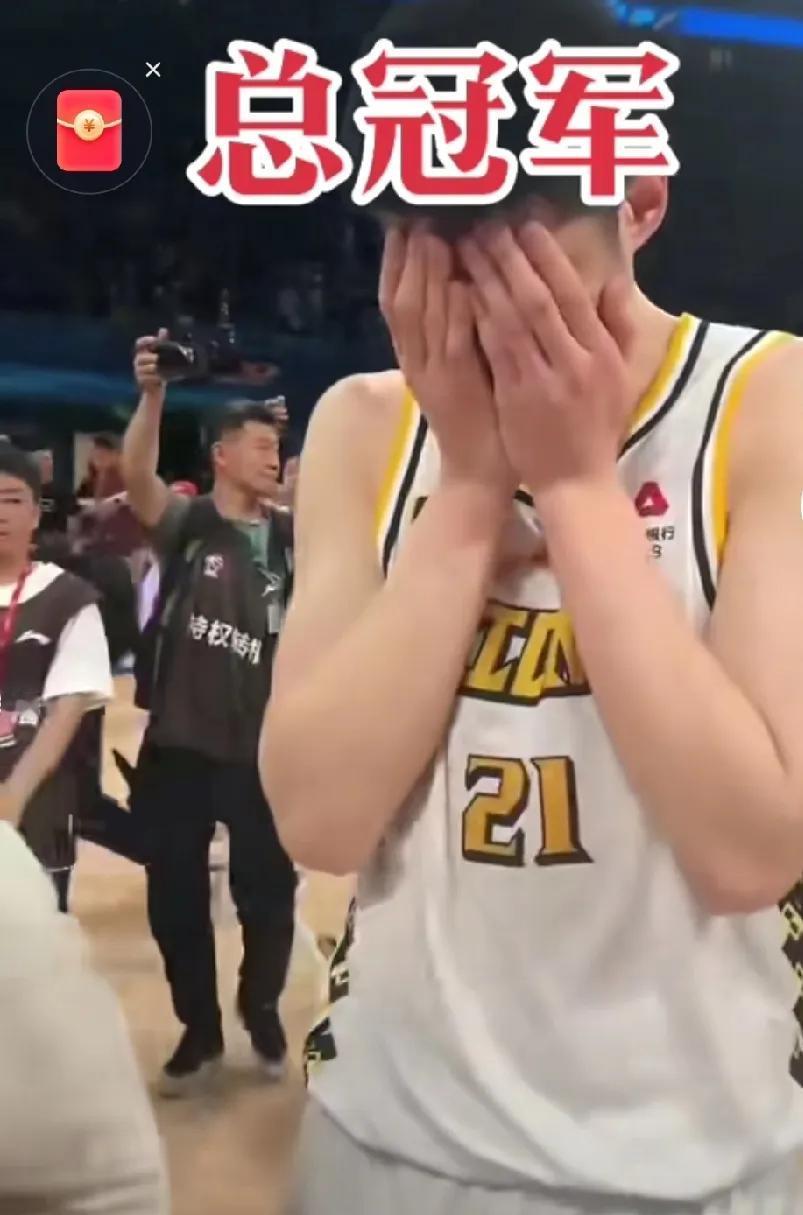 胡金秋夺冠后就剩下哭，记者给鸣锣开道，北汽给篮协领导省事

胡金秋受伤后，只是肚