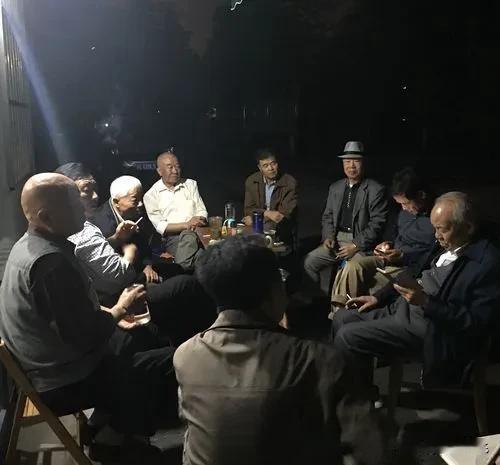 现在网上的“毒鸡汤”不能喝了，特别是对农村光棍的调侃。说什么他们再坚持坚持，到了