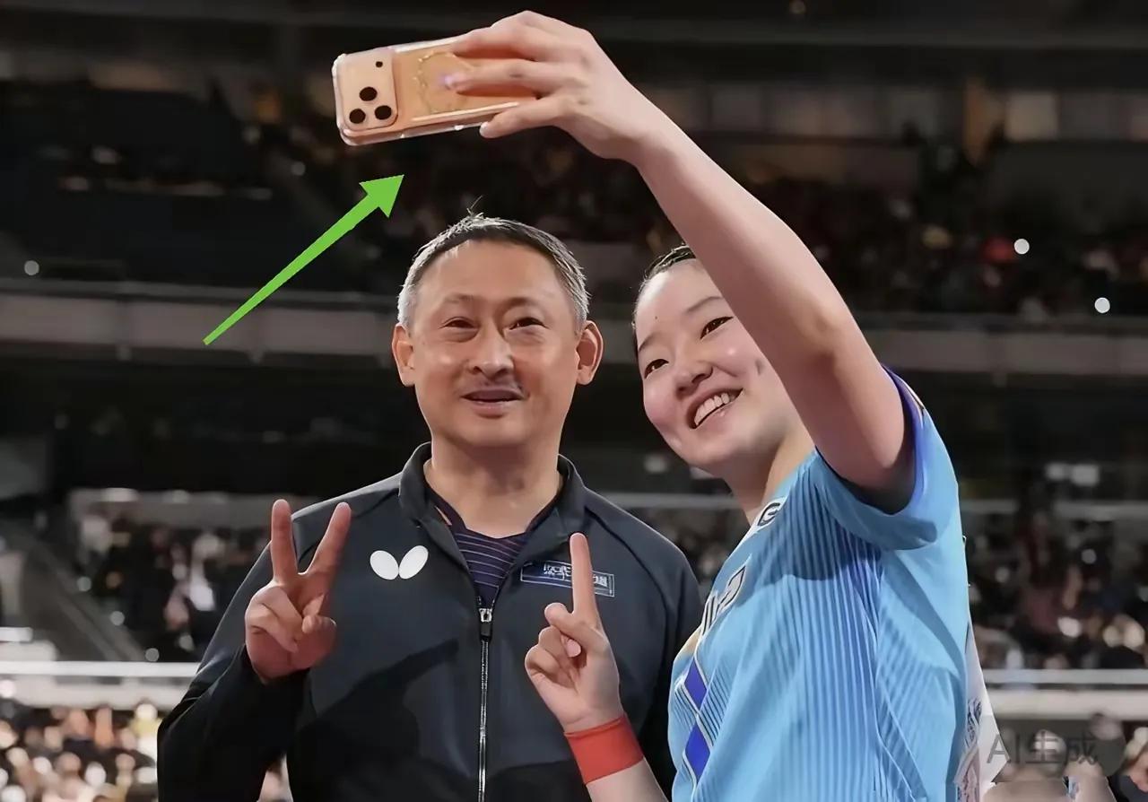 全世界的年轻人，
谁能扛住苹果手机的诱惑？

张本美和夺冠后合照，手里显眼的橙色