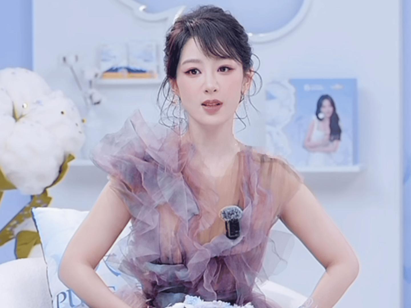 今晚杨紫直播状态动图来啦！杨紫紫色油彩薄纱裙造型很好看呀！[期待]杨紫郭宇欣同框