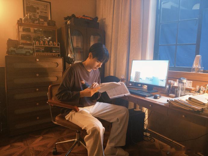 胡一天发江逾白家roomtour胡一天居家人夫感沉浸式参观江逾白的小窝，光影温柔