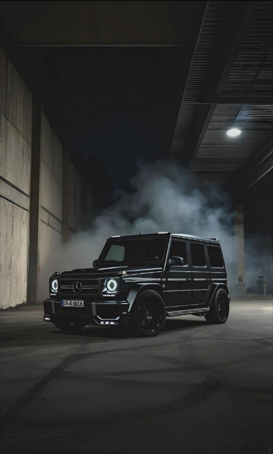 清晨的风撞进大g 的方盒子，机械门锁的脆响唤醒周末的向往。三叉星辉映着晨光，前路