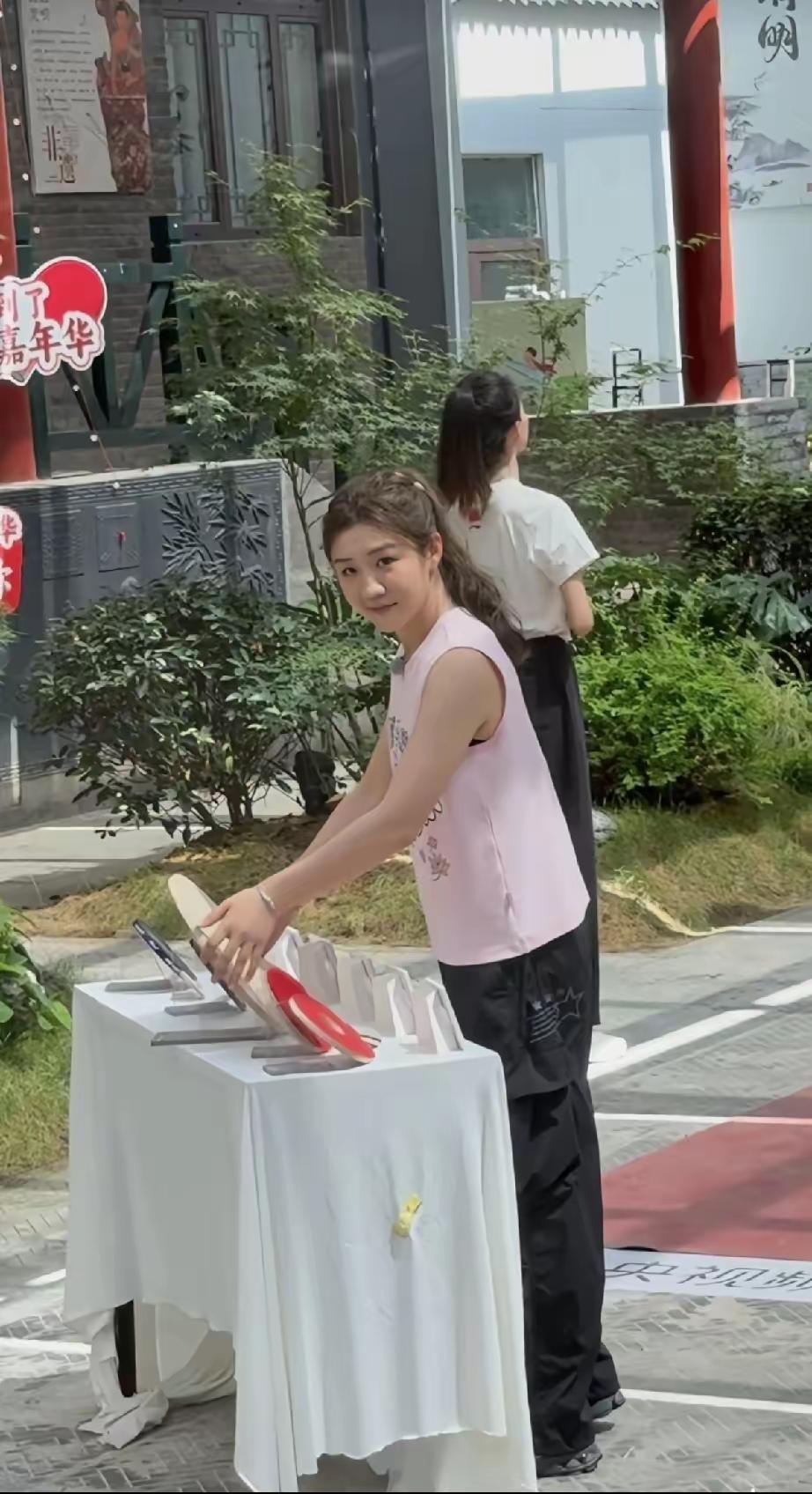 8月2日参加活动的陈梦太漂亮了！
今天陈梦参加综艺节目拍摄活动，身穿粉色无袖T恤