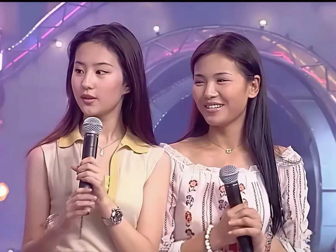 15岁刘亦菲与24岁刘涛合唱《我愿意》。 ​​​