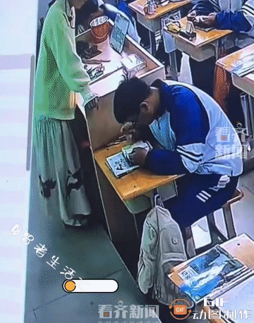 泪目！谁看了这一幕不心头一热！课堂上老师突然身体不适，却还强撑着想把课堂坚持完，