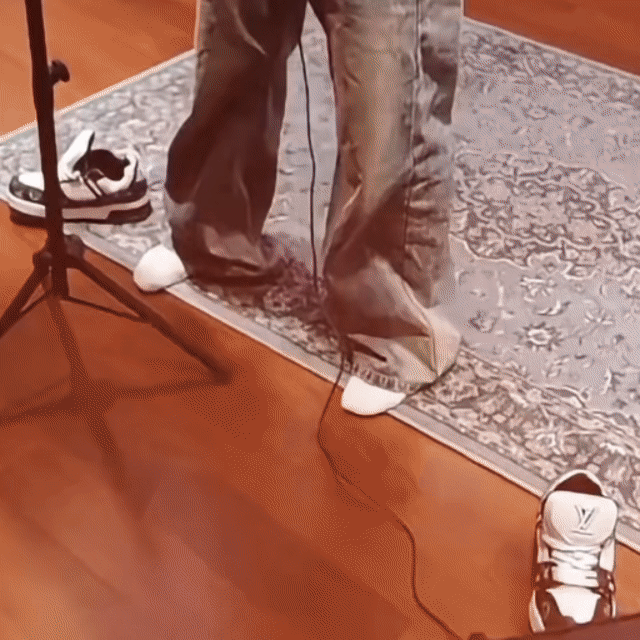好萌啊 录音需要脱鞋摇晃小脚嘛 ​​​