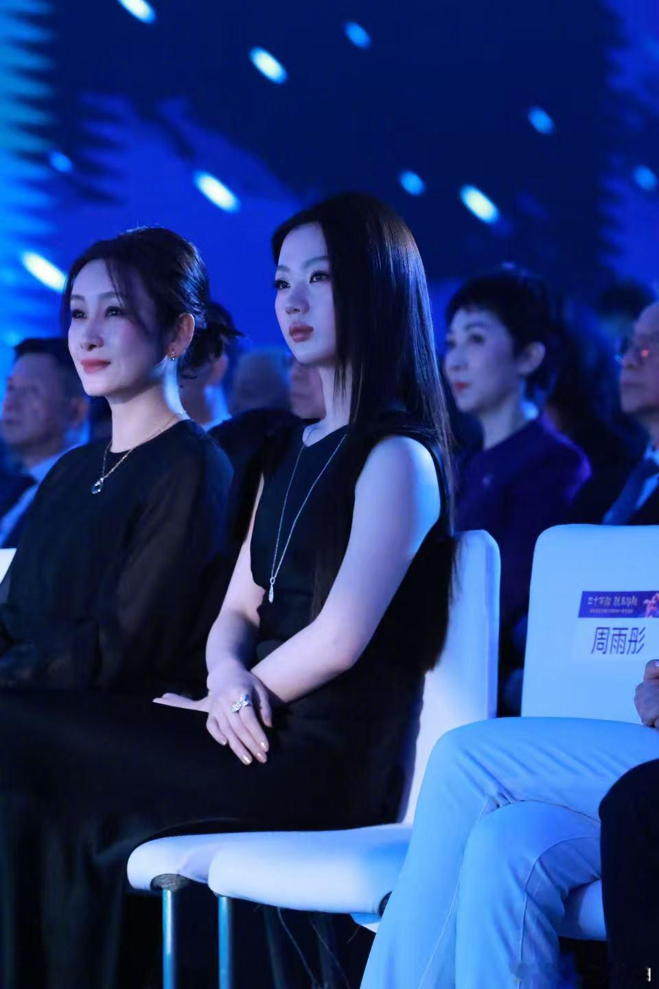 单依纯大湾区电影音乐晚会宣传大使 恭喜小单！单依纯出任湾区升明月宣传大使，舞台上