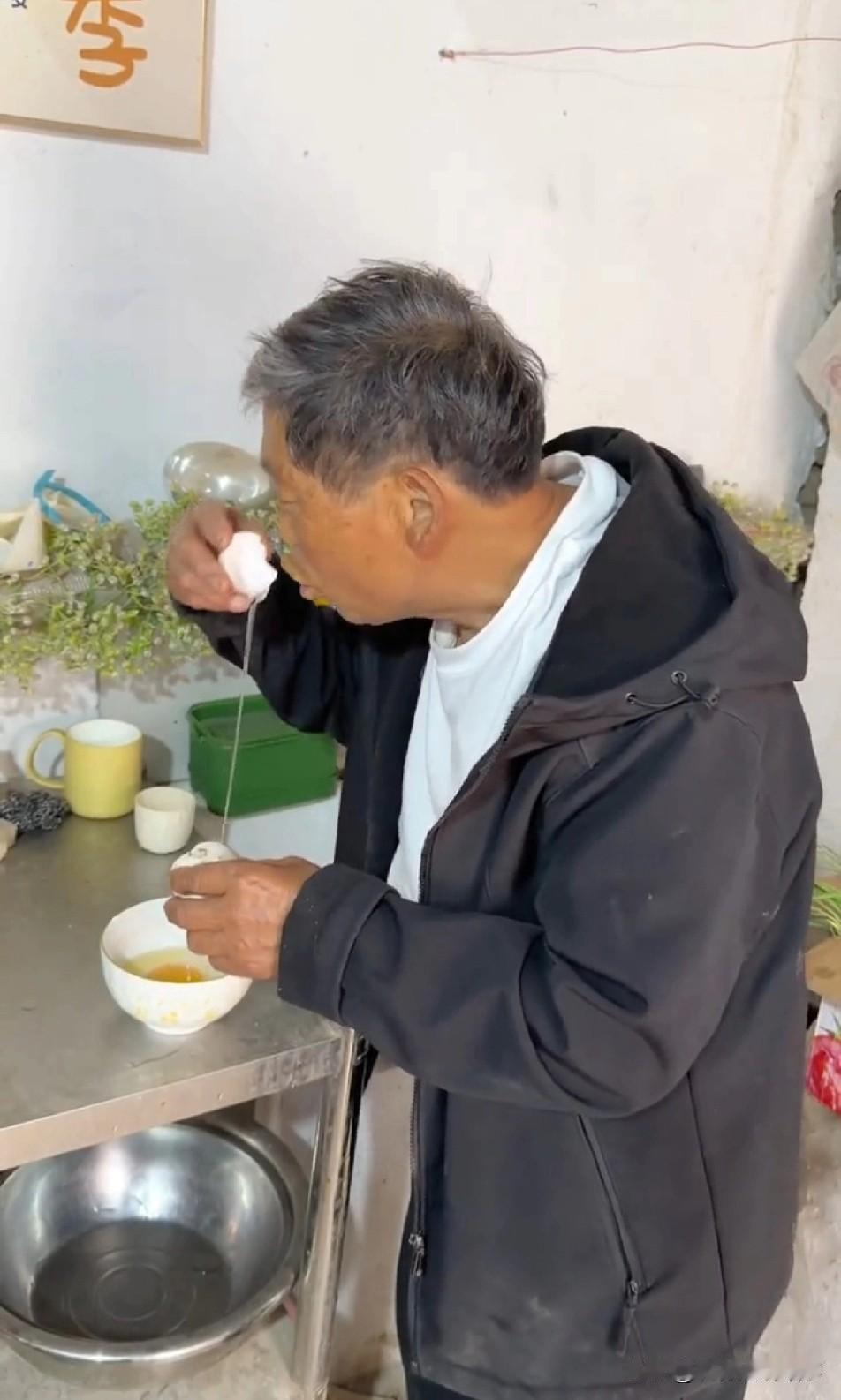 树兰不至于吧，故意表现的很苦一样，即使真的害怕浪费，完全可以将蛋壳里的往碗里甩一