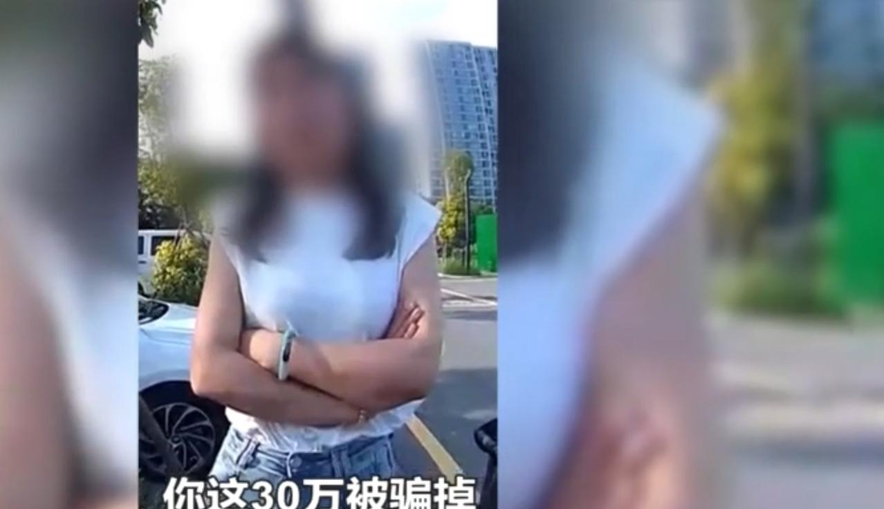 这段视频记录了一起诈骗案件的执法现场：女子遭遇30万元诈骗后，警方迅速锁定嫌疑人