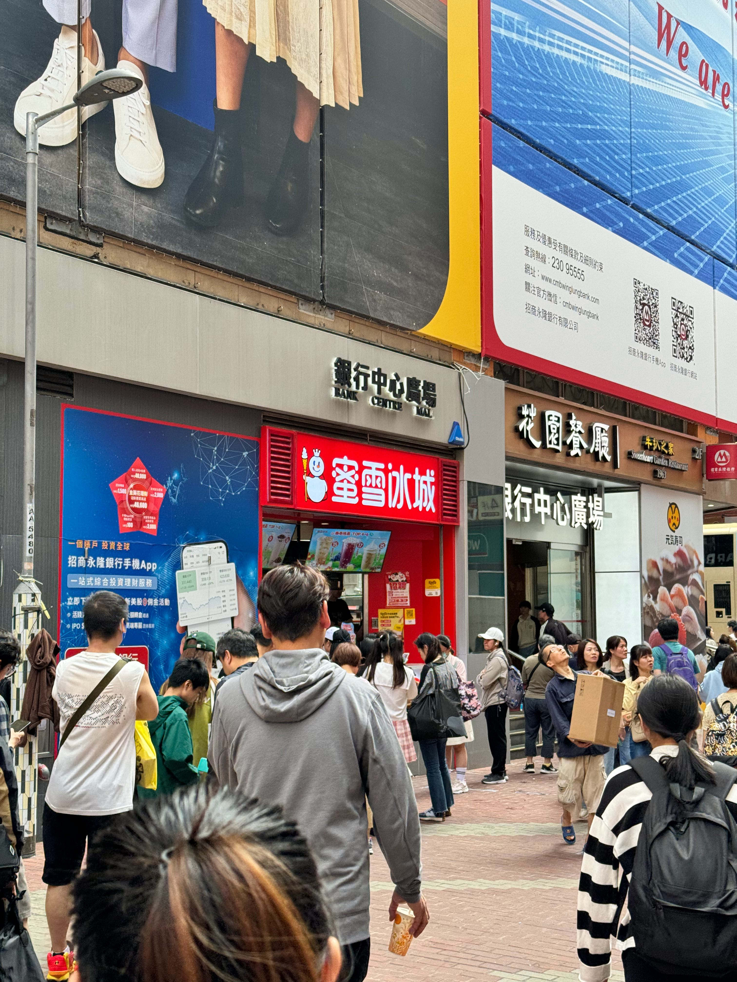 香港的蜜雪冰城开了很久，没想到每次路过都是大排队[允悲]可能对于香港来说，蜜雪冰
