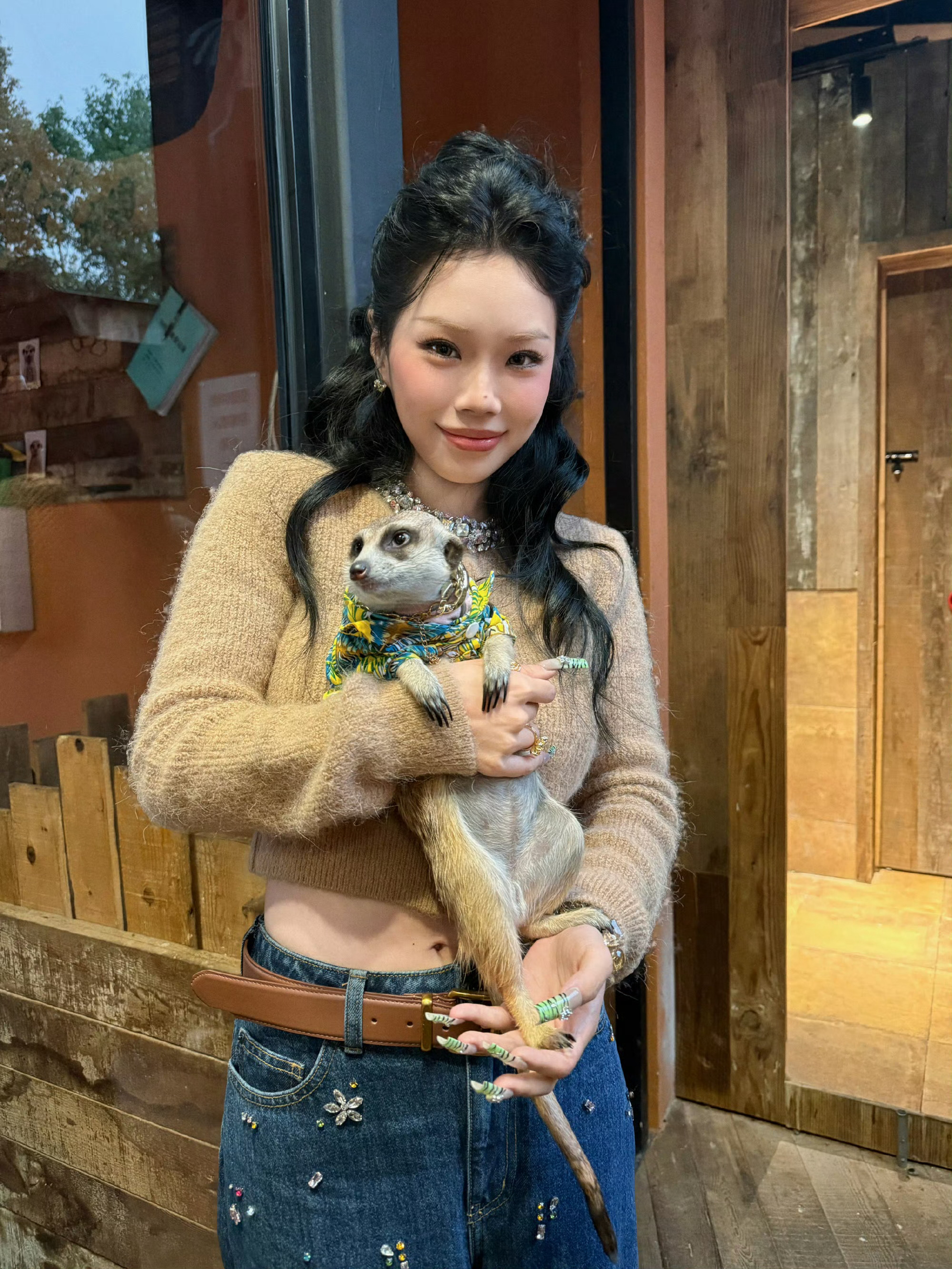 万妮达姐姐天天开心😁有两个同色系的小可爱~🤎你们两一样萌姐的指甲略胜一筹 