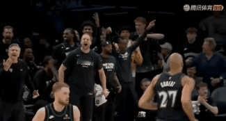 戈贝尔攻防统治约老师！奥胖：也，出息了。
3节先2次虚晃勾手戏耍约老师（图1），