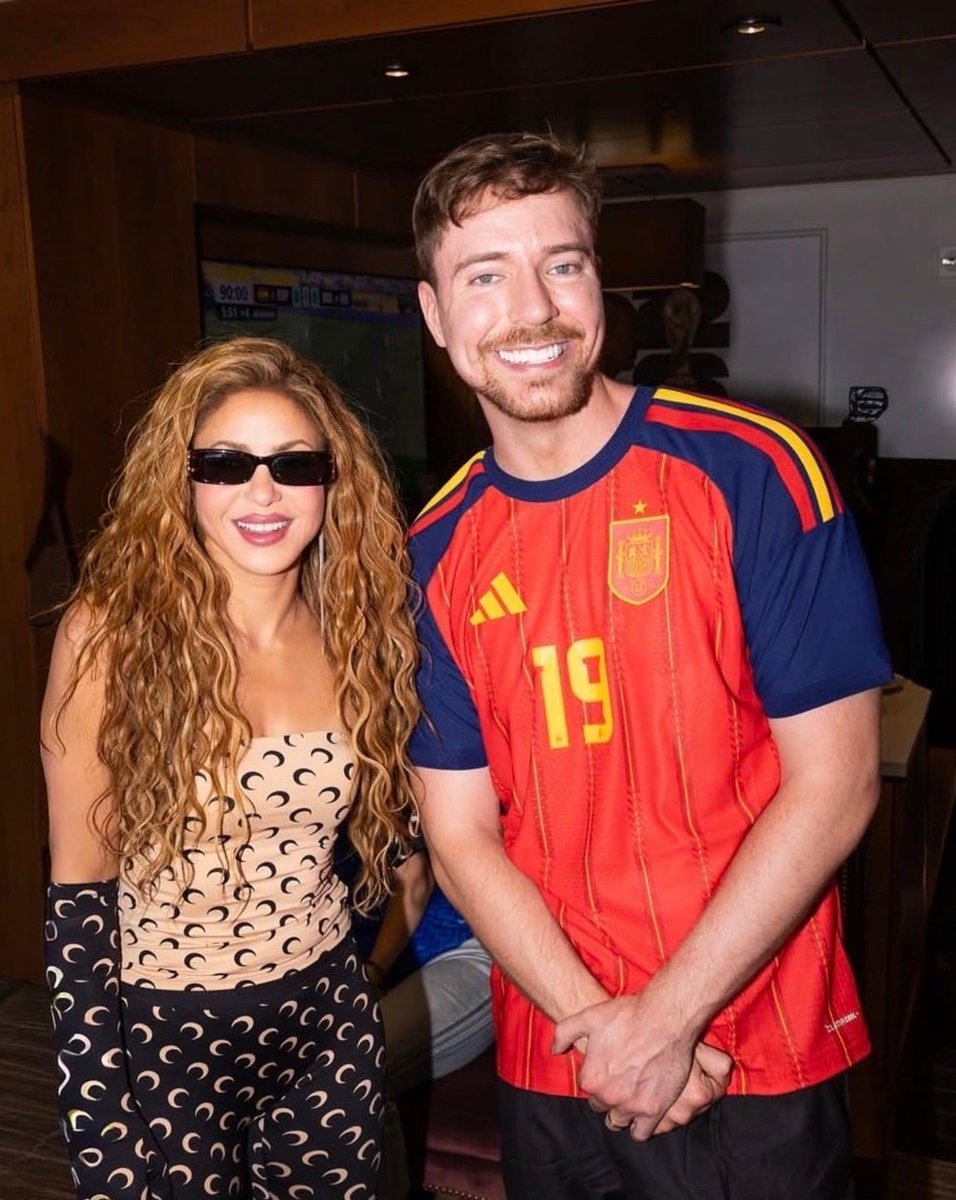 Shakira在后台和野兽先生合影夏奇拉好美夏奇拉49岁状态夏奇拉shakira