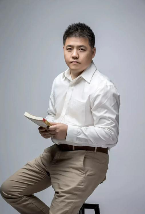 2013 年，一个刚从中央电视台辞职的主持人，在微信群里开始给几个朋友讲书。这事