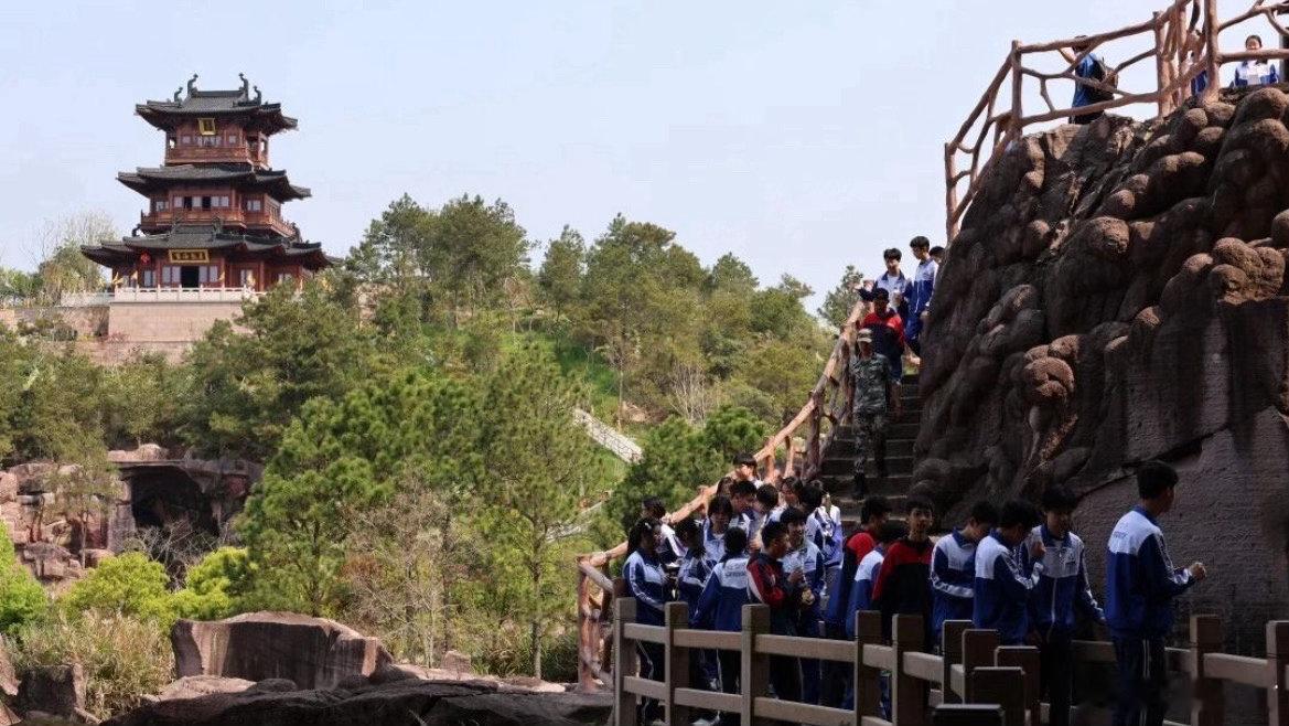 台州少年春日研学让知识在实践中生根春日研学正当时，少年走进台州三门蛇蟠岛，赏红岩