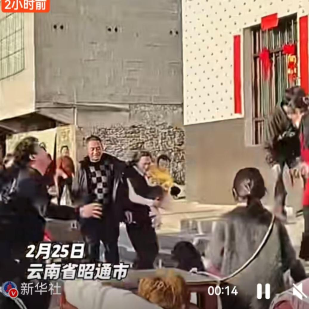 有的男人抢捧花是为了凑热闹，有的男人抢捧花，是为了给生活加糖。
2月25日，云南