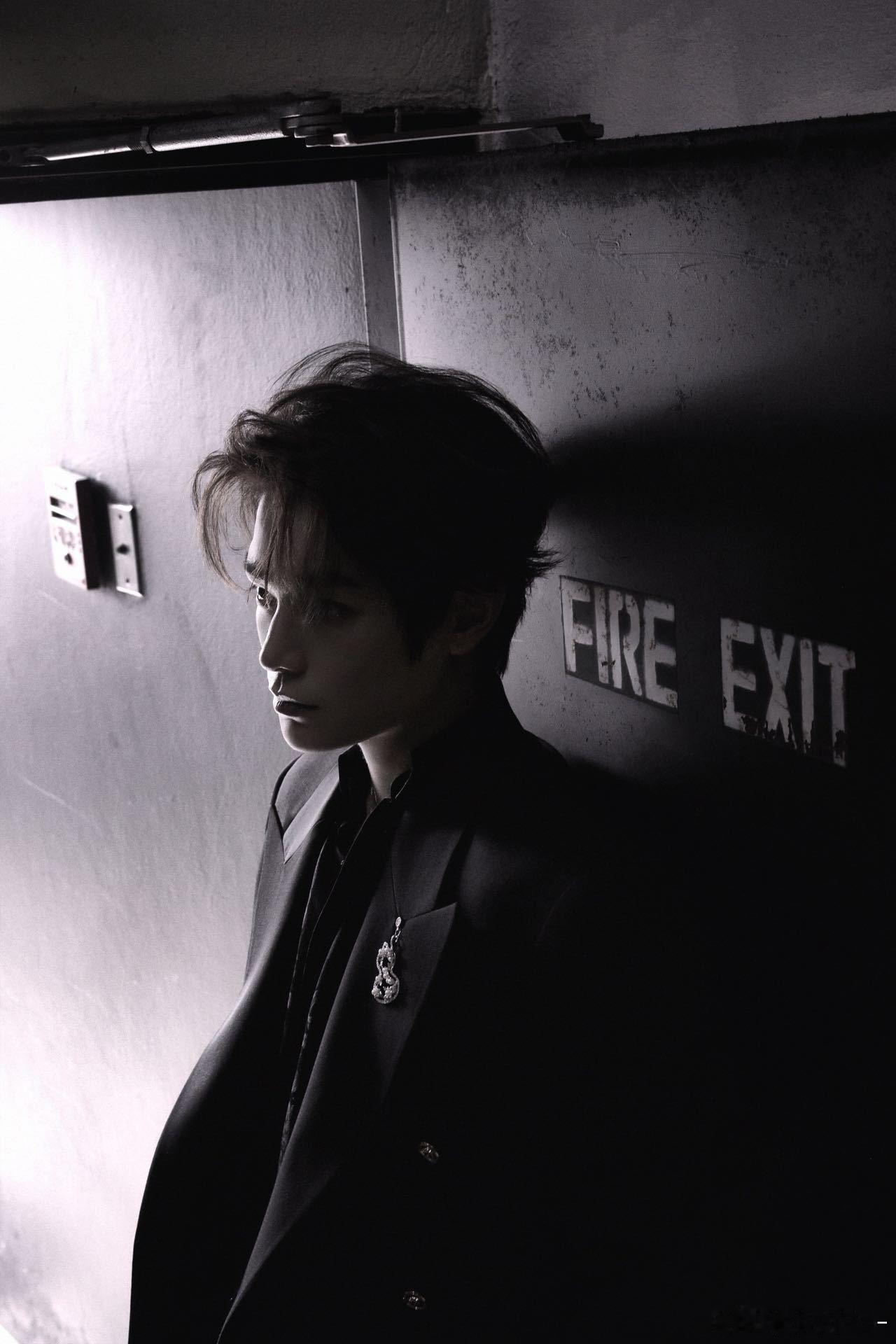 丁禹兮泰国活动生图每次看到丁禹兮穿黑色西装，总有一种特别的魅力。这次他在泰国的活