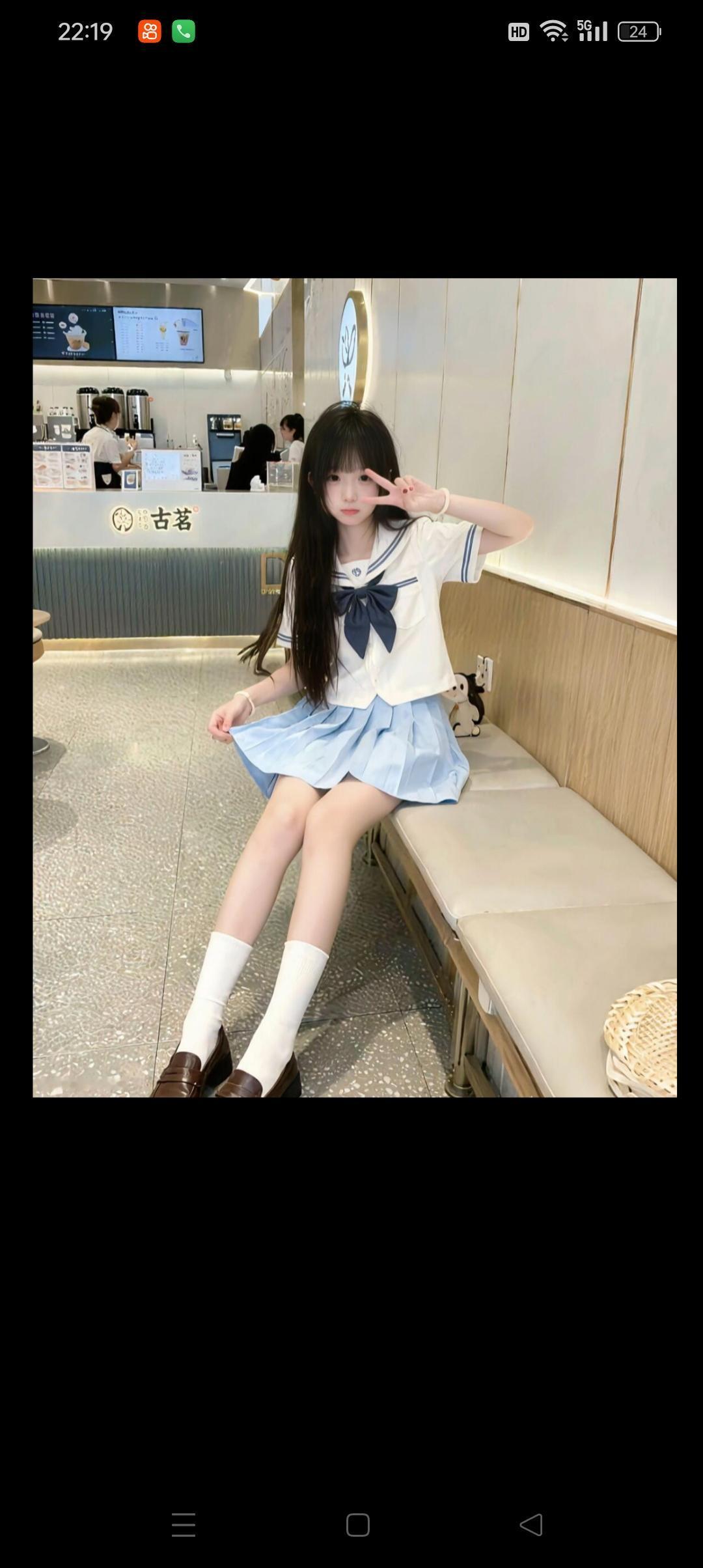 在古茗奶茶店，少女甜美自拍，可爱制服搭配，打卡打卡！💕📸