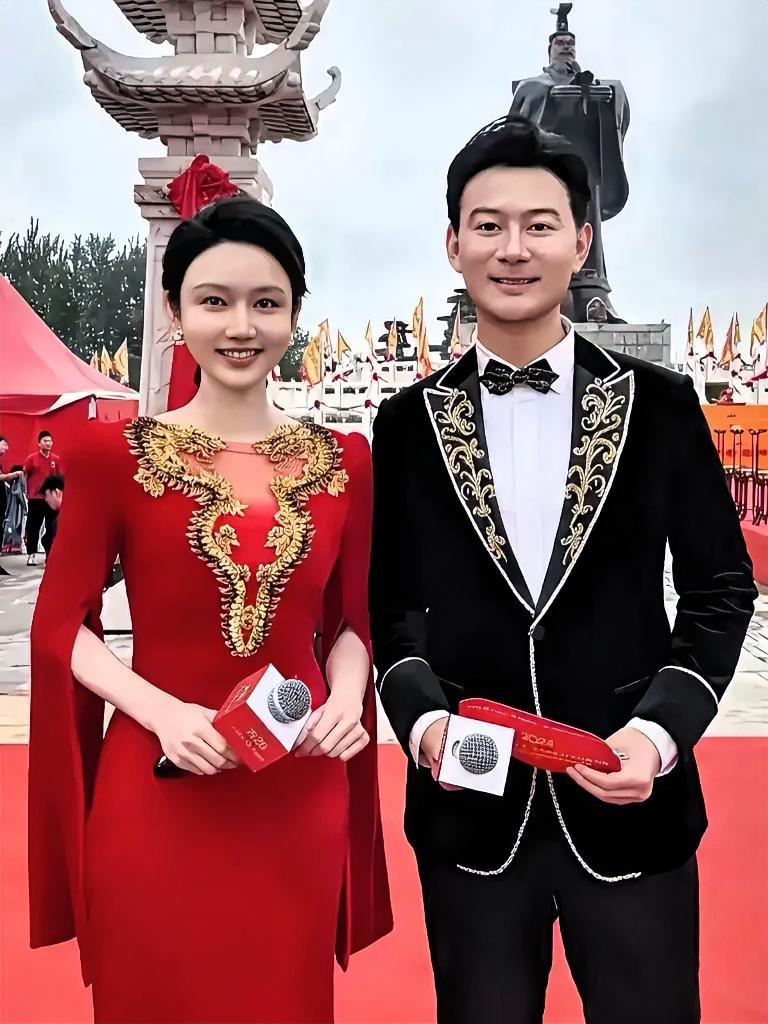 这两位央视主持人同框，简直太养眼了！男的挺拔如松，气场十足；龙洋一袭红裙，明艳照
