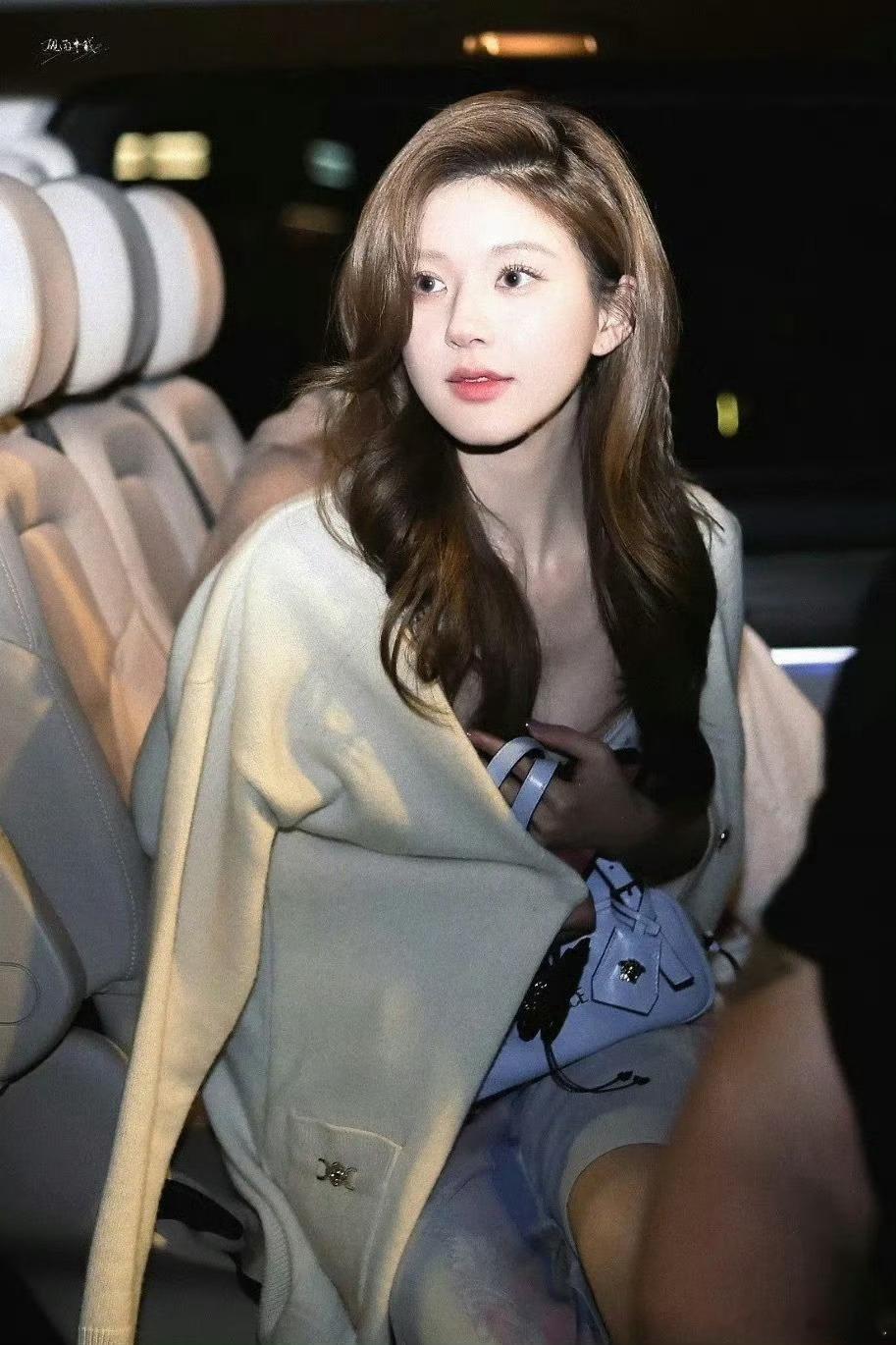 网传恋人明天空降不能吧？下证了吗。。还记得当时露思就是在这个组生病的 