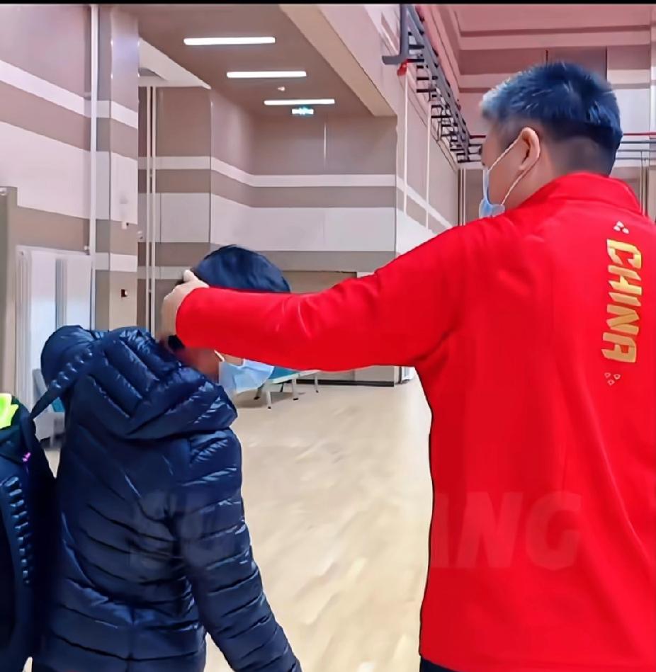 国乒师徒情太好磕！李隼摸头杀孙颖莎，这是什么暖心传承
 
训练馆里的这一幕太戳人