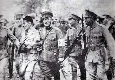 1932年，上海兵站医院，消毒水与死亡的气味交织弥漫，一场荒诞至极的凯旋仪式正悄