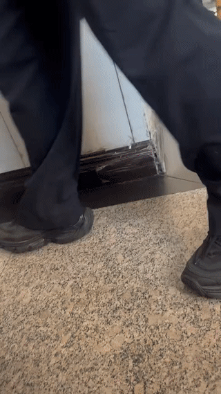 这是网友在医院里拍到的一名重刑犯来医院看病。
他的腿上不只是戴了一副非常沉重的脚