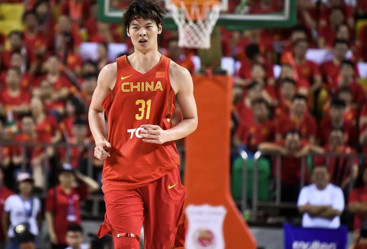 中国男篮惨败波多黎各，王哲林的发挥惨不忍睹，主教练却一直让他上场，告诉我为什么？