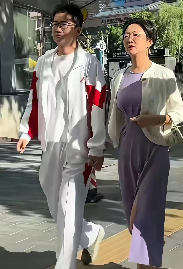 不要再羡慕那个人大附中考场外的妈妈了，老实在自己阶层待着做自己的事情！人最大的悲