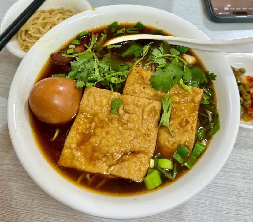 合肥的牛肉拉面真是一绝
分量大，肉多，面劲道
合肥的拉面是我吃过最好吃的面条