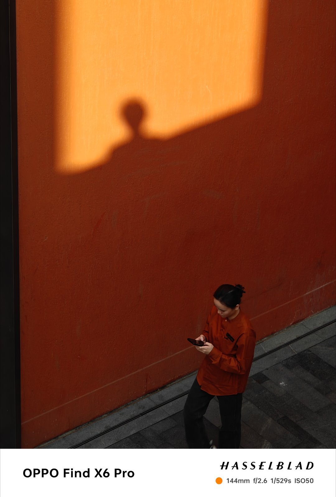光影交织在城市的喧嚣中，一道阳光将宁静投射在墙上，形成了独特的光影效果。📍深圳