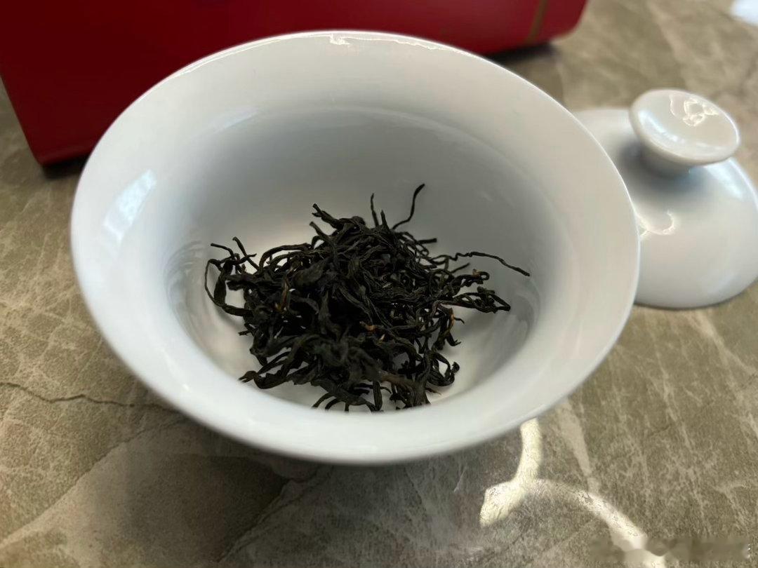近20天卖了1100多斤红茶，600斤高山野茶。争取客户体验好一点、利润薄一点、
