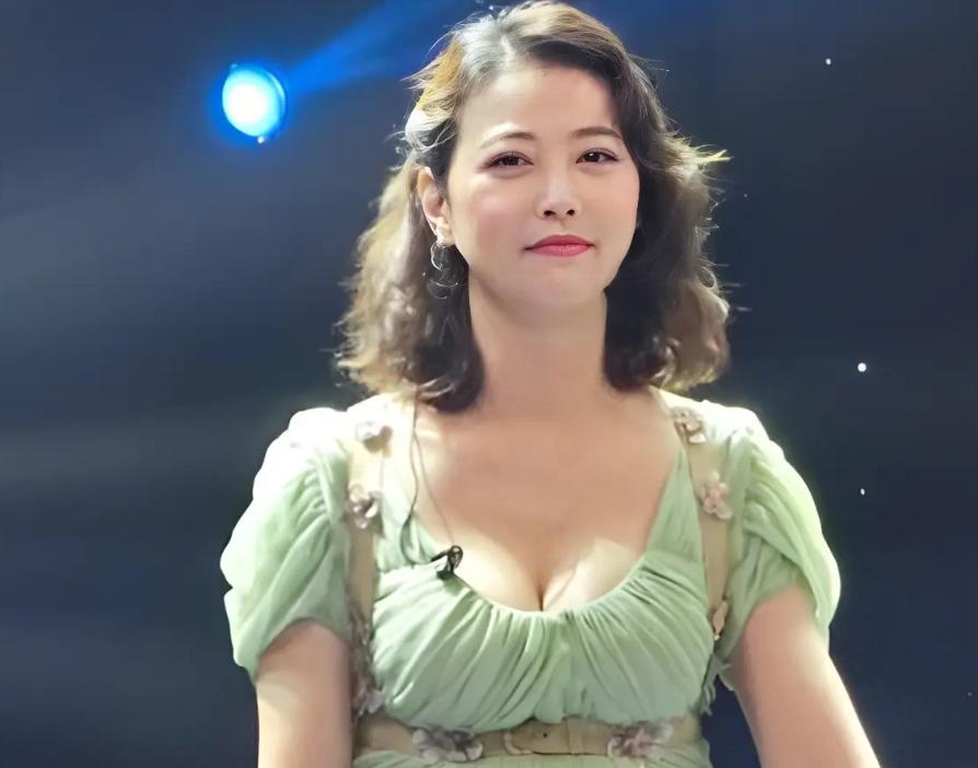 1991年，吕良伟和周海媚去离婚，没想到民政部门人说：你们压根就没结婚，你们在国