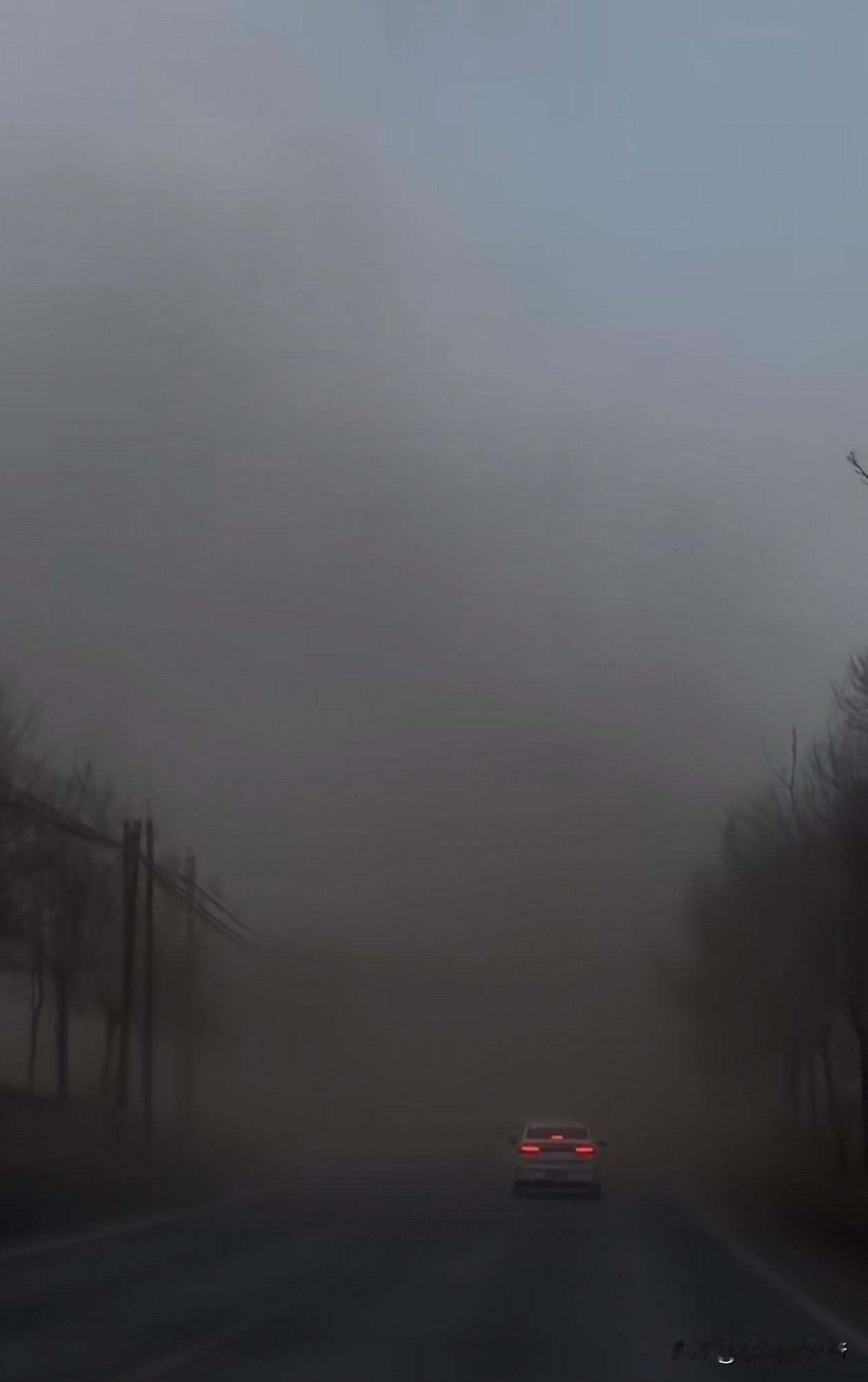 北京的1月9号下午真是喝风管饱的日子。房山十渡那边突然刮起一阵西北风加沙尘暴，然