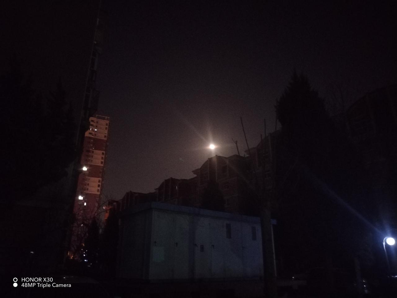 夜月寄情
 
夜色漫过楼宇，将喧嚣轻轻收拢。一轮明月悬在墨色天际，清辉漫过树梢，