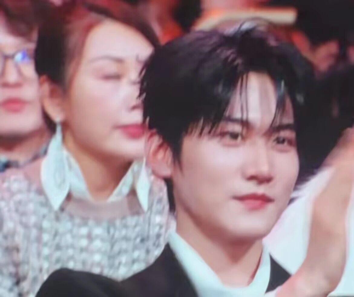 手就没松开过，笑意也一直挂着。昨晚微博之夜上，陈妍希和周柯宇这一对“姐弟CP”，