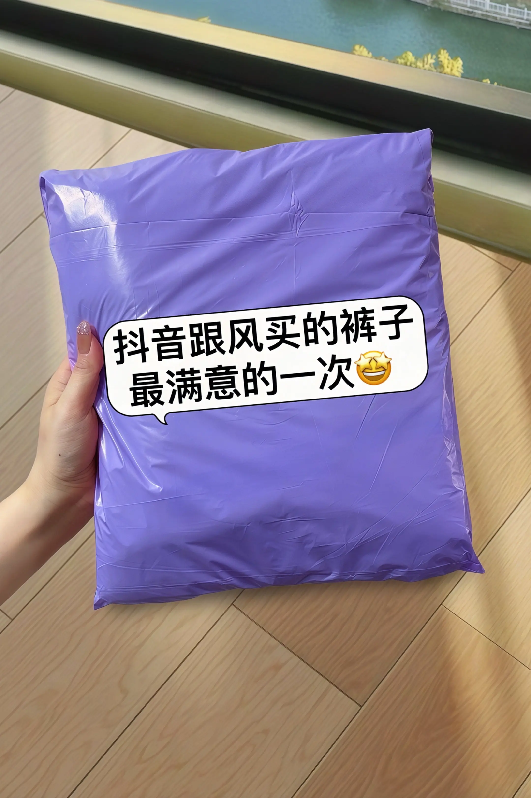 穿上就惊艳的浅蓝色镂空牛仔裤！精选夏季透气牛仔面料，柔软亲肤不闷汗。高...