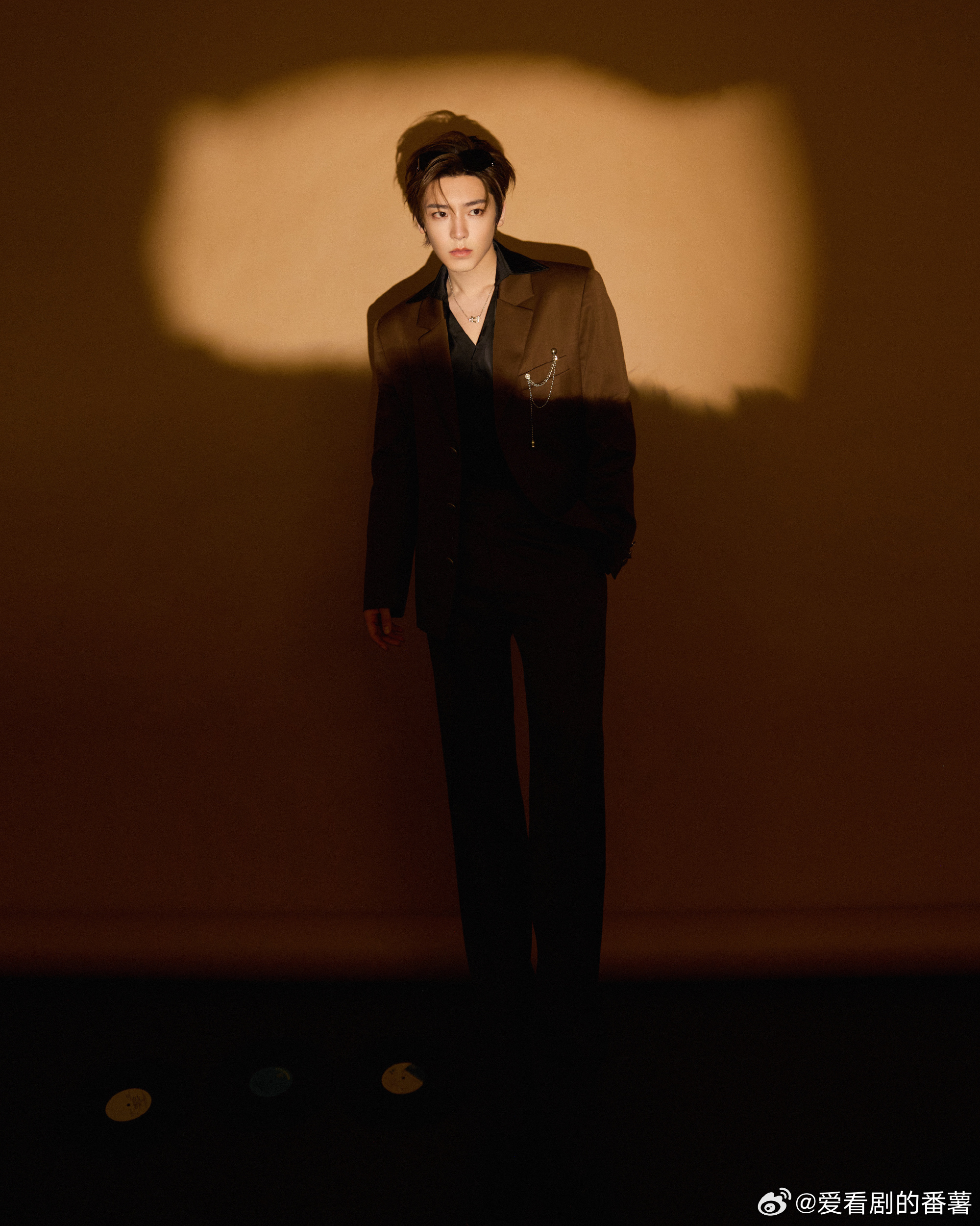 侯明昊侯明昊的颜值长在我的心巴上，简直就是小说走出来的任务，期待侯明昊的新作品！