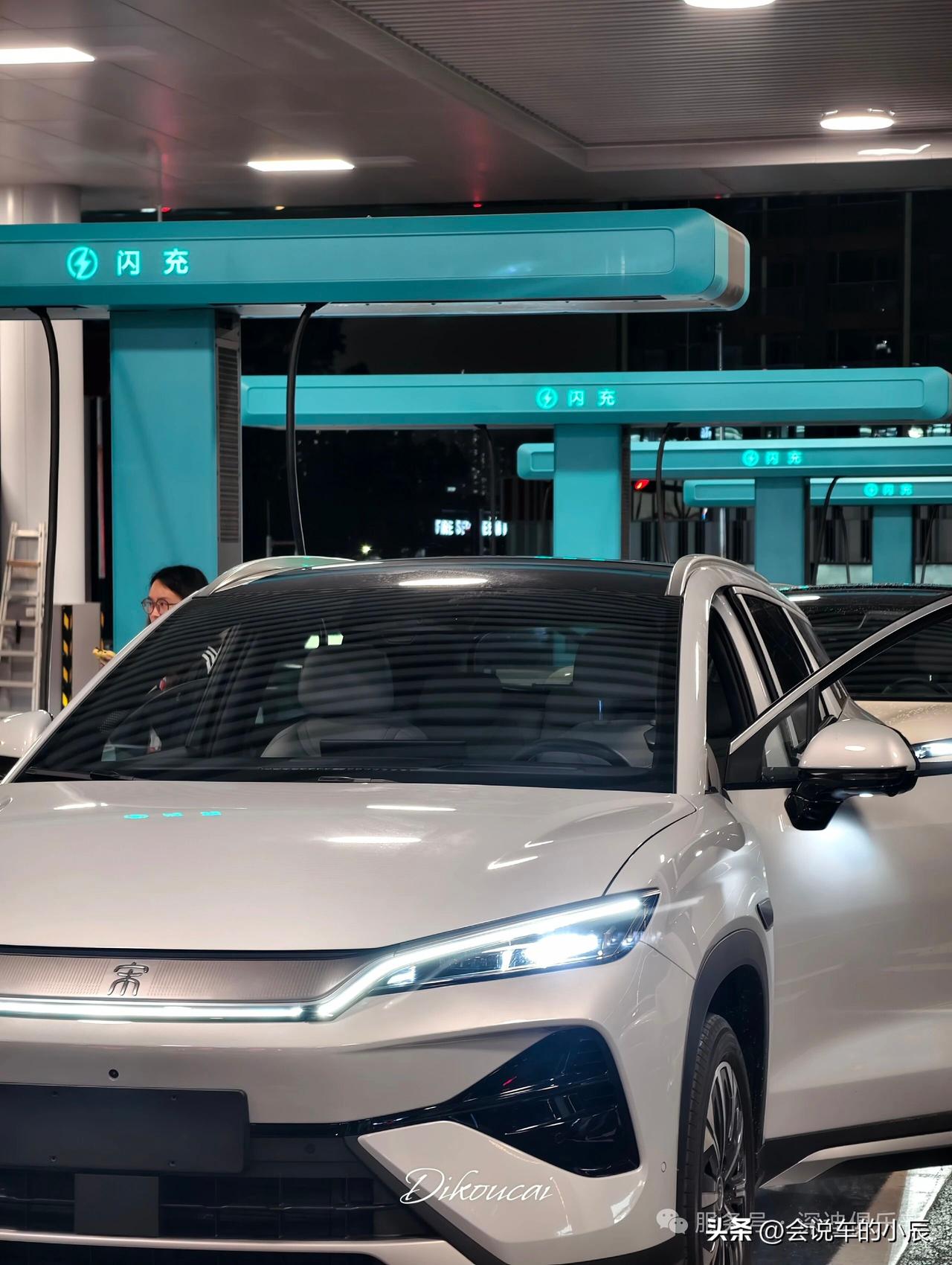 比亚迪兆瓦闪充站实测启动！油电平权时代来了

近日，一组比亚迪第二代兆瓦闪充站测