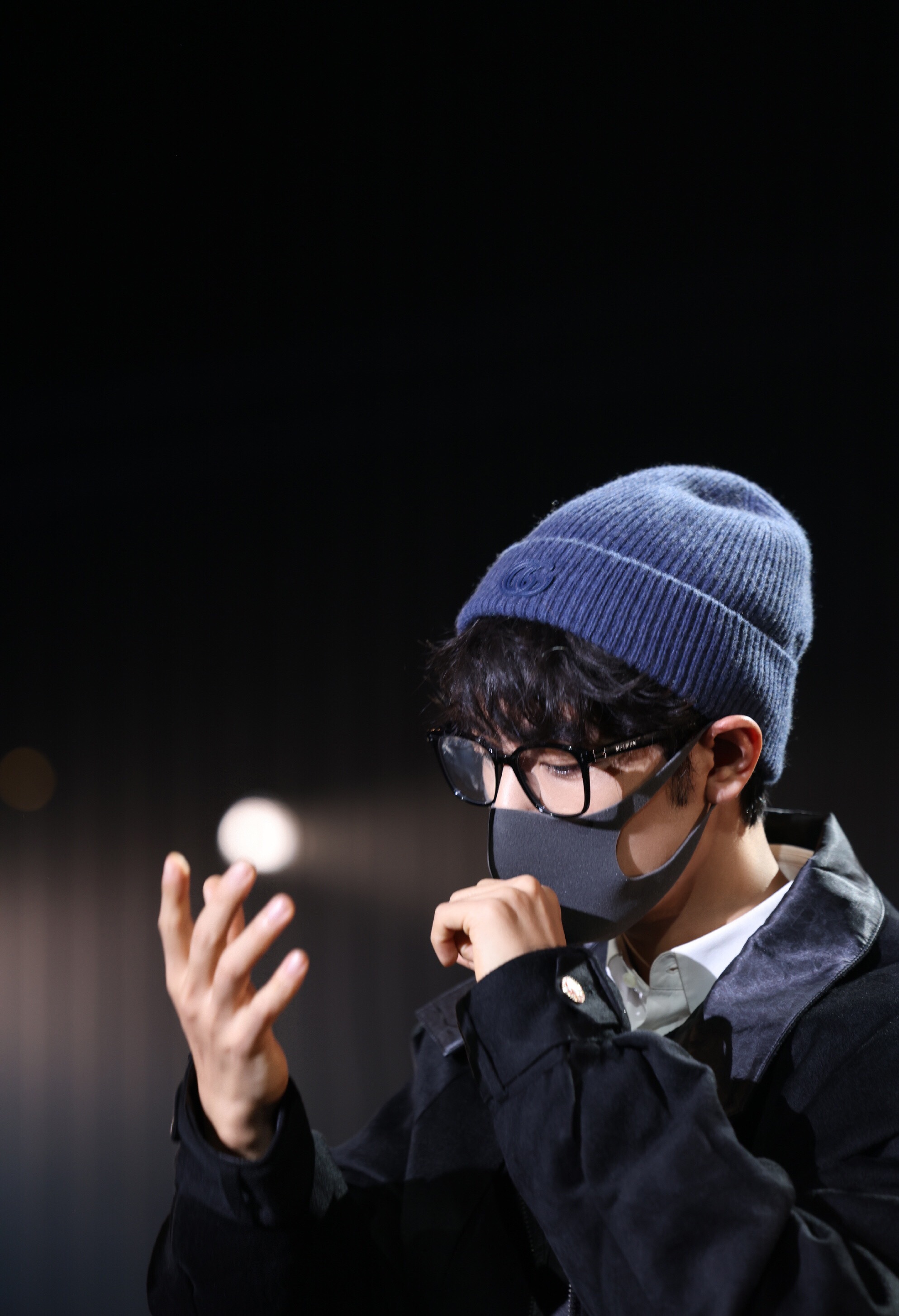 肖战东方卫视彩排花絮照，小卷毛好有少年感，帅的不要不要的肖战把角色名藏在新年祝福