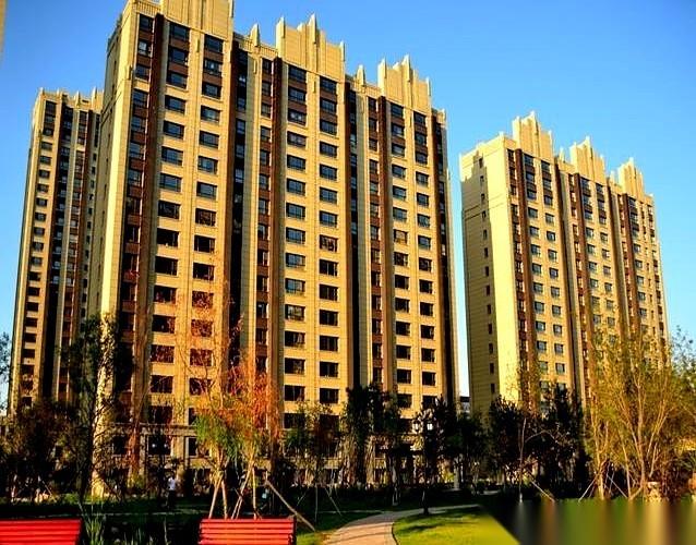 “就剩这两套了，8楼，14楼。”
售楼小姐的指甲点在沙盘上，一下，又一下。
我老