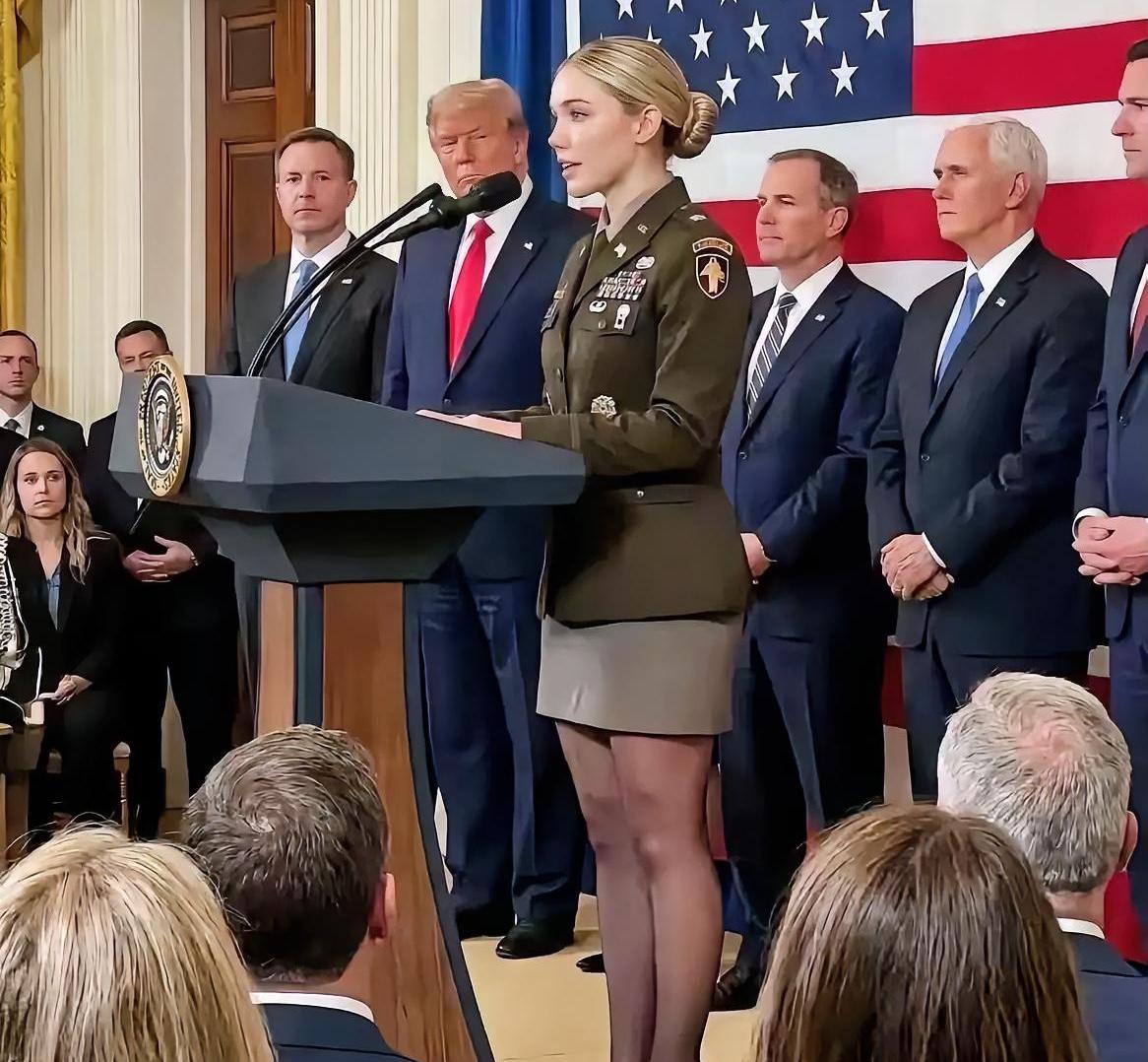 这场面很可以哟！美军制服女军官发言，特朗普认真听。

只见特朗普神情专注看着这位